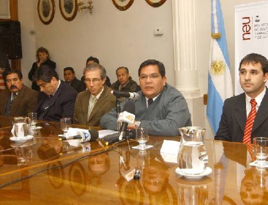El ministro César Pérez presidió la rueda de prensa que efectuó el anuncio.