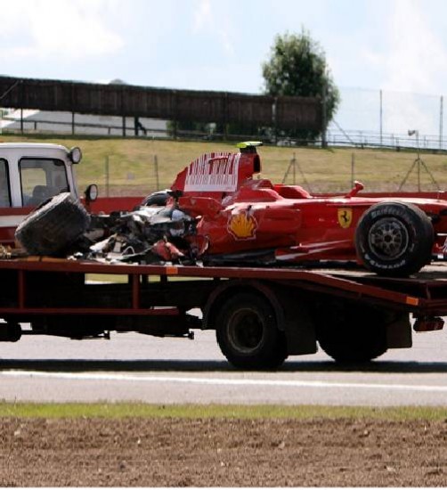 Felipe rompi bastante su Ferrari en el despiste.