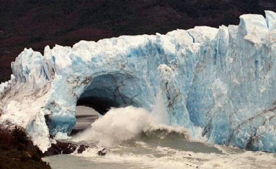 En su frente el glaciar tiene una altura que vara entre 50 y 70 m.