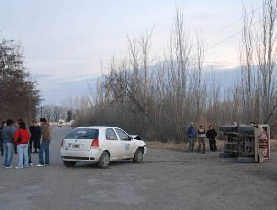 El Jeep qued volcado y su conductor, con la mano atrapada entre hierros.