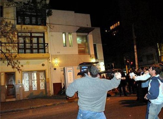 Manifestantes en favor del gobierno atacaron a piedrazos a los productores que queran escrachar a los diputados tucumanos.