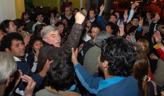 El festejo, junto a los militantes en la unidad bsica de Roca. En su ciudad Soria obtuvo 1.263 votos y Corts 202.
