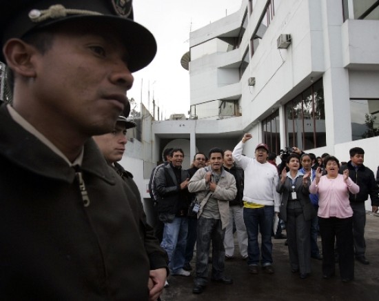 Miembros de las fuerzas de seguridad ecuatorianas custodian las instalaciones de los canales intervenidos. 