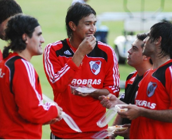 Mientras esperan al delantero uruguayo, Vega, Ortega y Augusto se divierten en un alto de la práctica en Punta.
