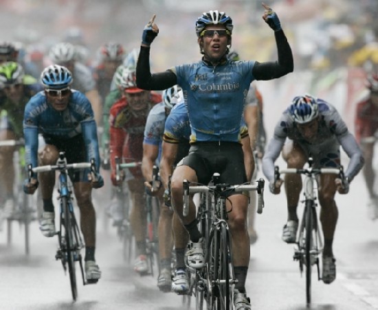 Cavendish impuso su ritmo en el sprint final y festej su segundo triunfo en una etapa del Tour de Francia 2008.