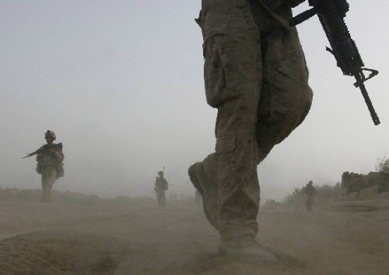 Las tropas de la OTAN tuvieron fuertes enfrentamientos con los talibanes (arriba). Un atentado dejó numerosas víctimas civiles.