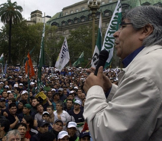 Alfredo De Angeli protagoniz ayer una marcha, con tractores, de ms de tres kilmetros en Gualeguaych. Hugo Moyano le garantiza a Kirchner el control de la calle. Prometi movilizar 12.000 camioneros frente al Congreso.