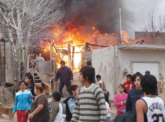 Los ocupantes lograron salir de la casa, cuyas llamas por momentos alcanzaron una importante altura.