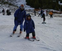 Las escuelas de esquí aprovechan cada tramo con nieve para hacer su actividad.