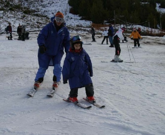 Las escuelas de esquí aprovechan cada tramo con nieve para hacer su actividad.