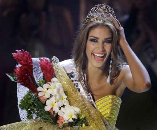 Dayana Mendoza, de 22 aos, fue coronada hoy en Vietnam.