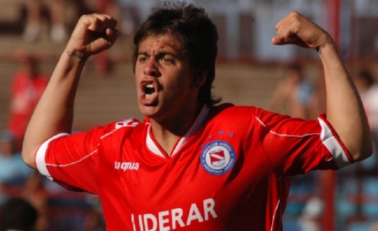 Leonel llega de Grecia, pero ya grit goles para Argentinos. Lo har en Avellaneda?