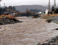 El pronóstico de más lluvias podría agravar la situación en la barda. El aluvión de barro, agua y árboles paralizó el tránsito entre Bariloche y El Bolsón por varias horas, ayer.