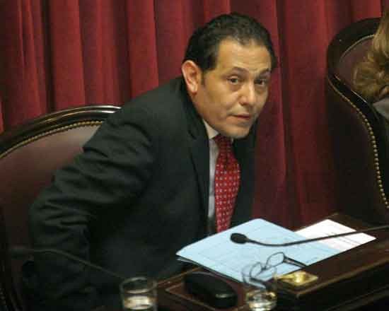 Con su voto en contra del proyecto oficial de retenciones, Emilio Rached obligó a un empate en la Cámara alta.