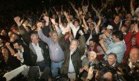 Algaraba desatada. Pasadas las 4:25 se conoca el voto de Julio Cobos y los presidentes de las cuatro entidades rurales comenzaban a festejar. Primero gritaron Argentina, Argentina y luego cantaron el himno.
