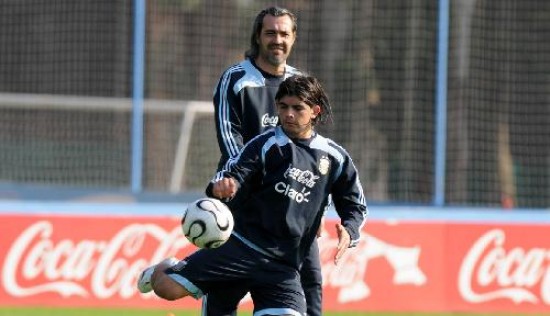 Sergio Batista supervis el trabajo de los jugadores de campo. Disfrut de la pegada de Ever Banega.