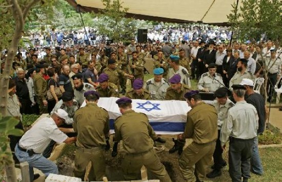 El sepelio de los soldados israelíes se hizo en actos sobrios y emotivos.