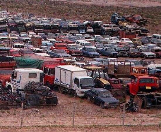 Los depsitos de autos estn colapsados y quieren forzar a los propietarios para que se los lleven.