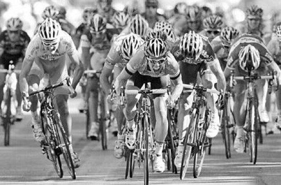 El británico, con sus golpes a cuesta, ganó otra etapa del Tour de Francia. Sigue los pasos de los velocistas Cipollini y Petacchi.