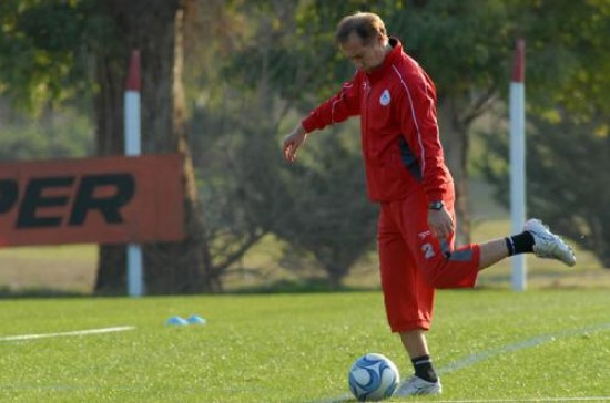 Roberto Sensini espera por Matas Sn-chez.