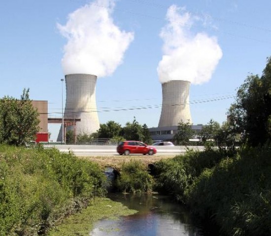 En la central nuclear se detectó el vertido de radiactivos, aunque aclararon que no hay peligro para la población ni para el medio ambiente.