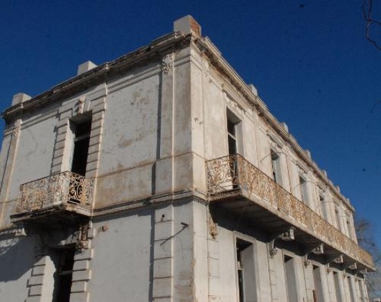 El edificio, de principios del siglo pasado, tuvo pocas de esplendor que su nuevo propietario quiere devolverle.