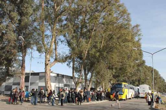 El aeropuerto de Neuquén, lleno de turistas de Brasil. Foto de Leonardo Petricio.