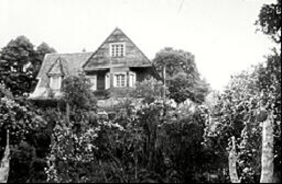 Sobreviviente chalet de la Cochamó (foto de F. N. Juárez, marzo de 1985).