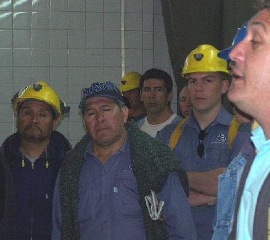 El pago del aguinaldo y un despido preocupan a los trabajadores mineros.