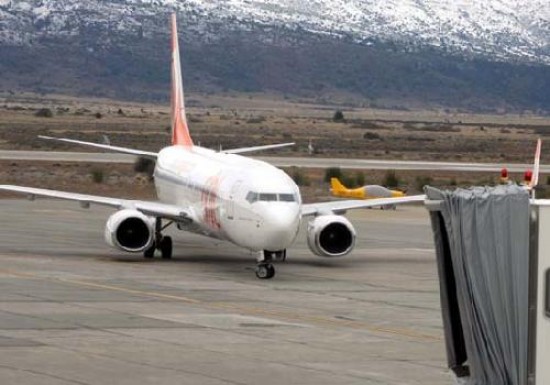 El aeropuerto de Bariloche trabaj ayer a pleno. Centenares de brasileos arribaron por distintas compaas areas.