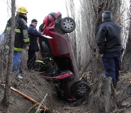 ROCA.- Un vuelco, impresionante por la posicin en que qued el auto aunque sin mayores consecuencias para su nico conductor, se produjo ayer de madrugada en la avenida Viterbori, a la altura del barrio Pino Azul I. De acuerdo con lo informado en la Polica, a bordo del Peugeot color cereza iba un hombre mayor de edad quien, por razones que se desconocen, perdi el control del volante, de modo que el auto pas sobre un canal de riego y se clav de punta en una acequia paralela.