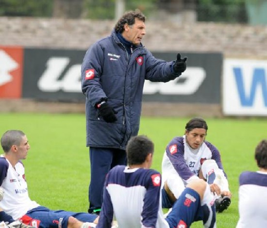 El entrenador azulgrana habla con sus jugadores tras la práctica de fútbol.