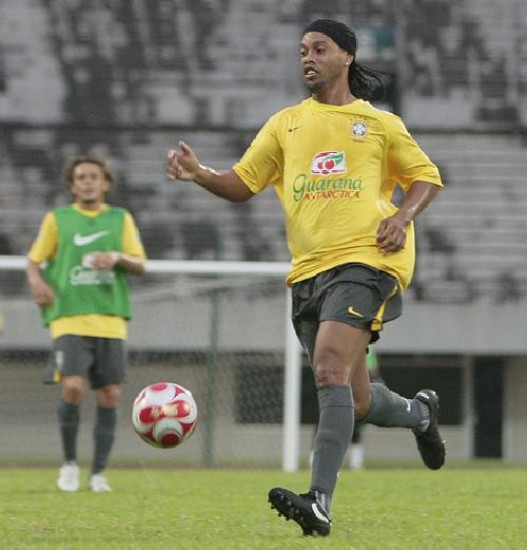 Ronaldinho en una de las armas ofensivas de la 