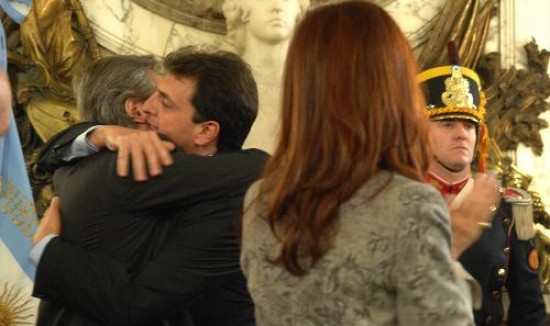 Massa le dio un emocionado abrazo a Alberto Fernández. La presidenta tuvo una reacción mucho más fría.