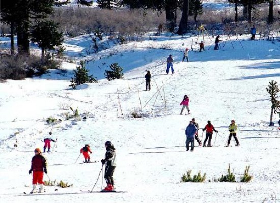 La abundancia de nieve en Caviahue es una de las razones por las que se han agotado reservas para las próximas semanas.