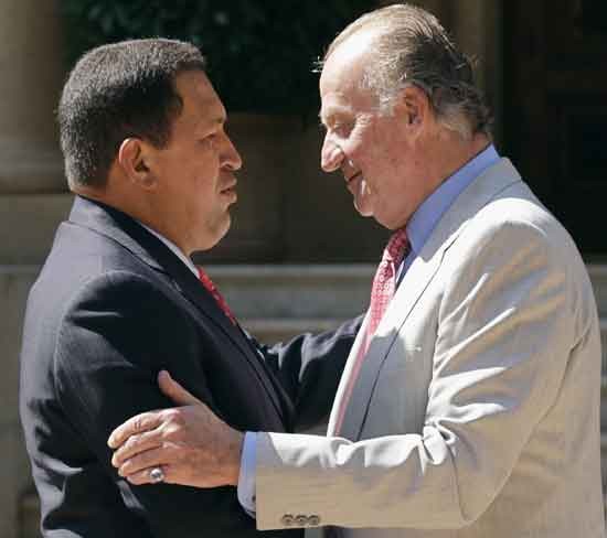 Juan Carlos recibi con un afectuoso apretn de manos al mandatario venezolano. (FOTO:AP)