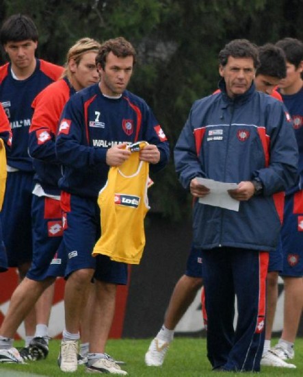 Los de Nez. River prueba dos volantes de contencin y tres de creacin. Los de Boedo. Bottinelli va de entrada, Romeo espera y Russo debuta.