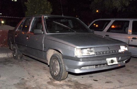 Los delincuentes llegaron en un Renault 9, que luego abandonaron. El vehculo tena pedido de secuestro.