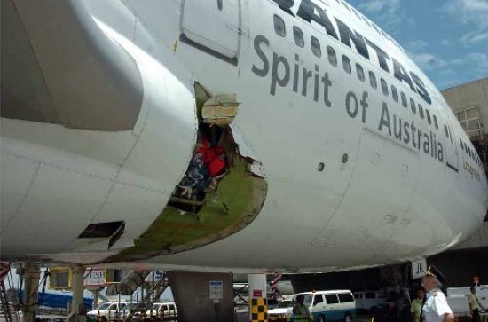 La rotura de grandes dimensiones en el fuselaje del avin de la empresa Qantas gener pnico en pleno vuelo.