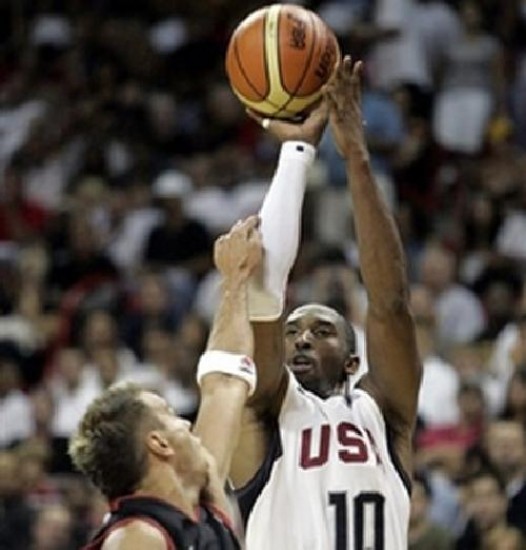 Kobe Bryant hizo 15 puntos ante Canadá.