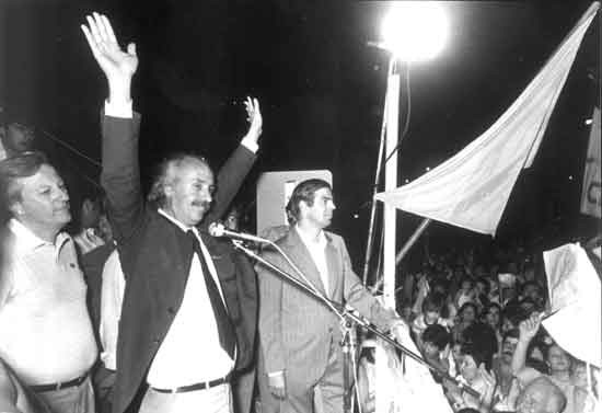 En octubre de 1983, fue elegido Gobernador de la Provincia de Ro Negro. Cumpli ntegramente el mandato, entre 1983-87.