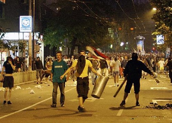 Unas 45 personas resultaron heridas en los choques entre jóvenes ultranacionalistas y la policía, que continuaban anoche.