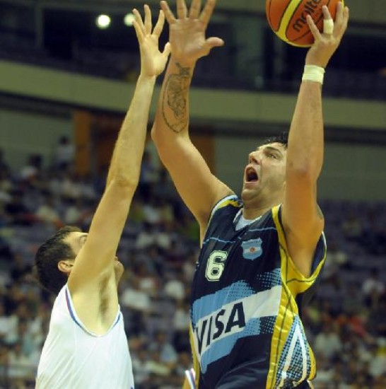 Román González, el "gigante" de Peñarol, entró en lugar de Oberto y le cambió la cara al equipo.