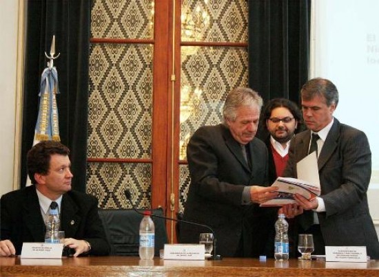 Claudio Franchello, subsecretario de Desarrollo Institucional e Integracin Federal, entreg el aporte al gobernador Saiz.