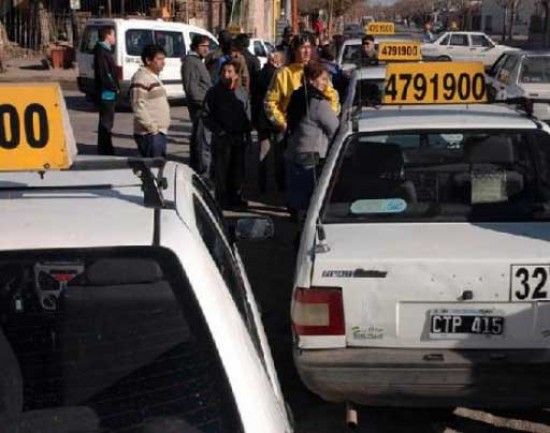 Taxistas, automovilistas y vecinos protestaron por los cambios