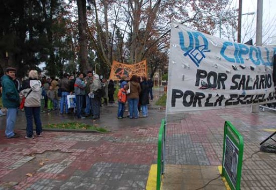 En la jornada de paro, los docentes hicieron una radio abierta en la plaza central de Cipolletti. Foto: Miguel Gambera.