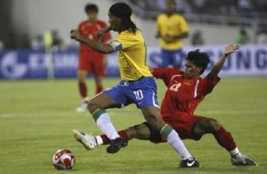 Ronaldinho, y su nuevo look, fue una de las figuras del amistoso.