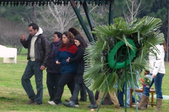 Los cuerpos de la pareja fueron sepultados ayer, en medio de profundas muestras de dolor. Desesperada búsqueda de los hijos.