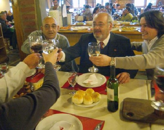 El encuen-tro fue cerca de las 13 en una parrilla cntrica.