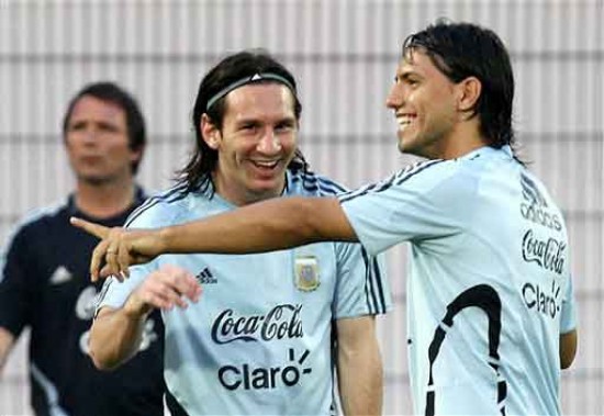 Messi y Agüero en el campo de entrenamiento. (FOTO: AP)